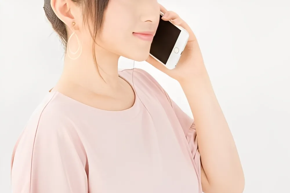 電話をかける女性